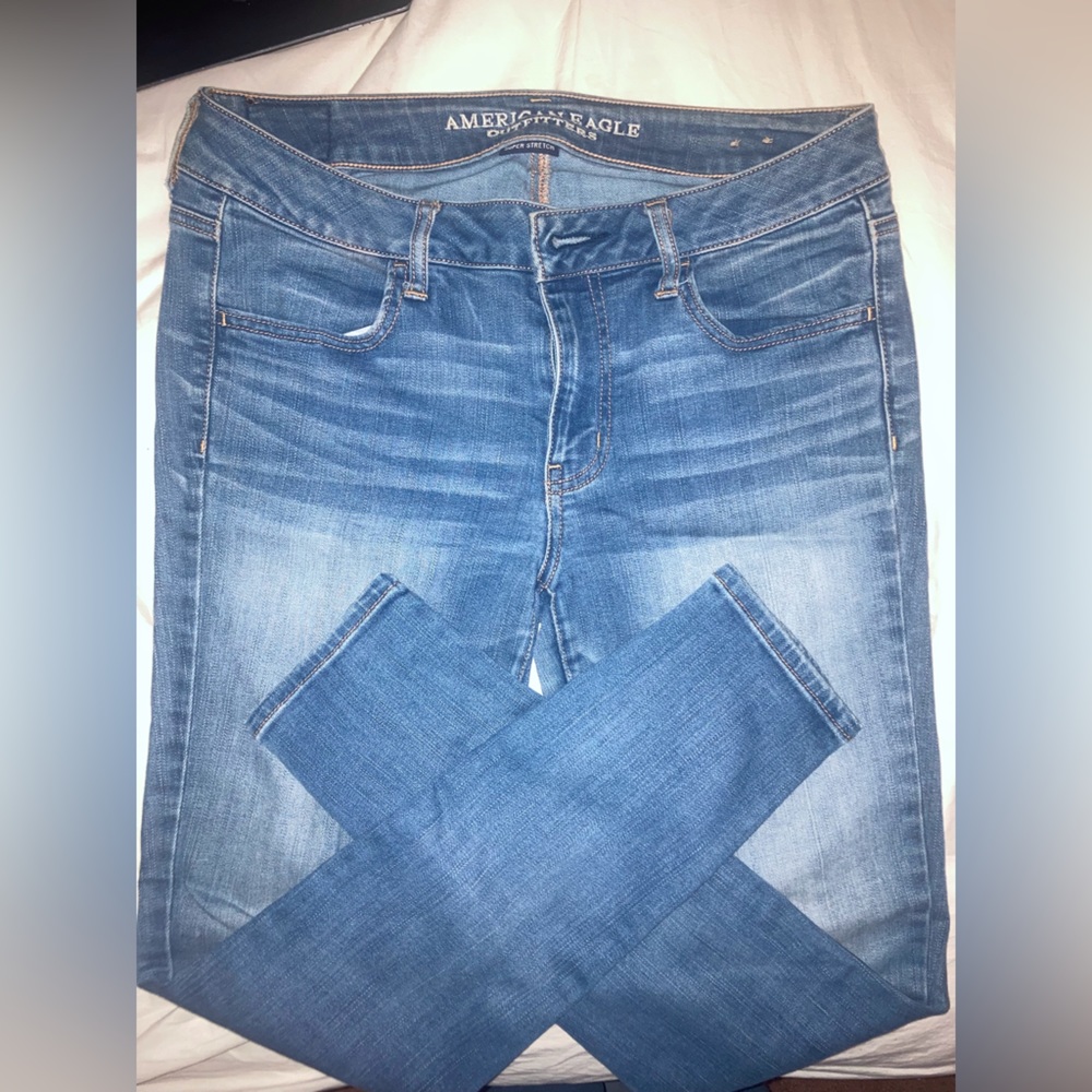 WOMENS AMERICAN EAGLE JEANS